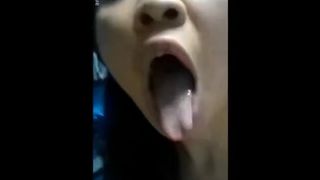 Китаянка сосёт большой чёрный член и трахается дома